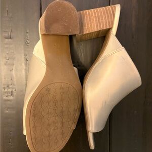 Adrienne Vittadini Cream Mules